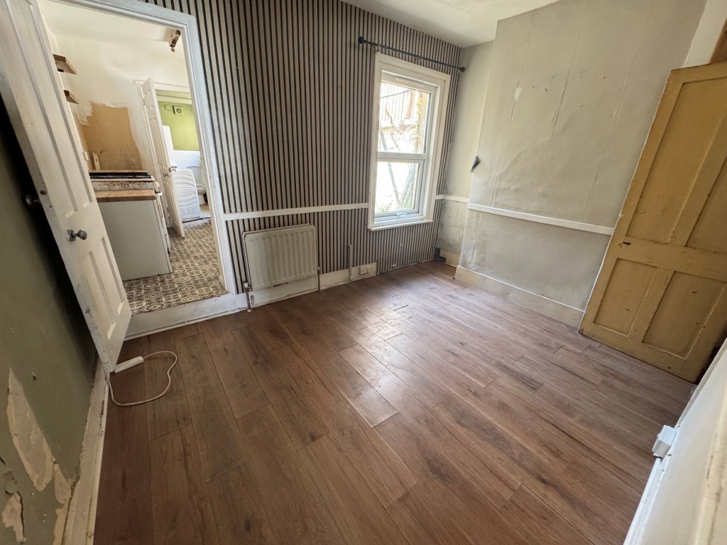 Lot: 202 - THREE-BEDROOM TERRACE HOUSE FOR IMPROVEMENT - Dining room
